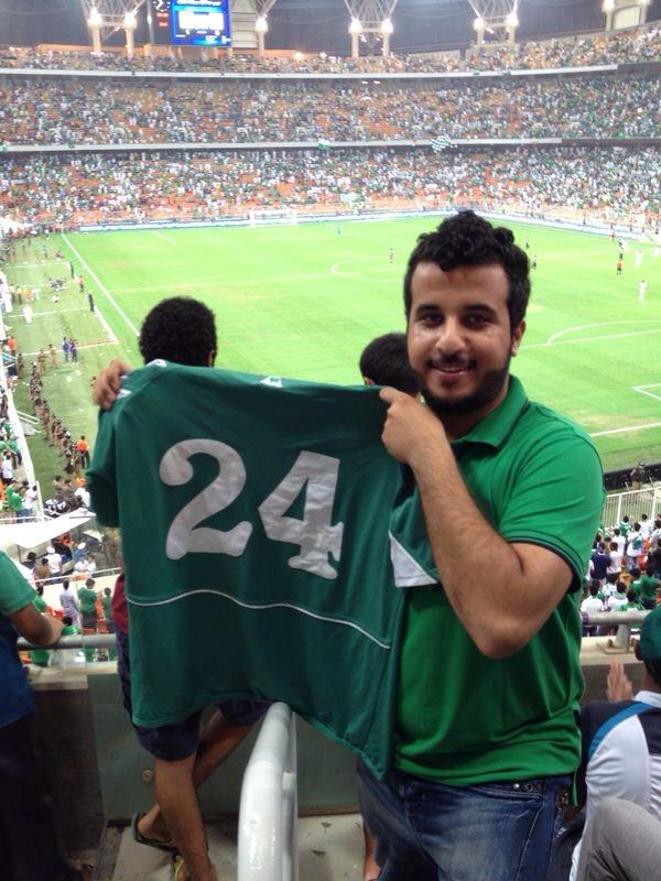 7to0oM24's tweet photo. @HistoryHussin  هذا التي شيرت من ايام حسين ومحتفظ فيه واليوم كان مهاي بالملعب 😍💚💚💚💚
ابو عمر بكل مكان موجود 24💚💚 http://t.co/s2YkEijgpk