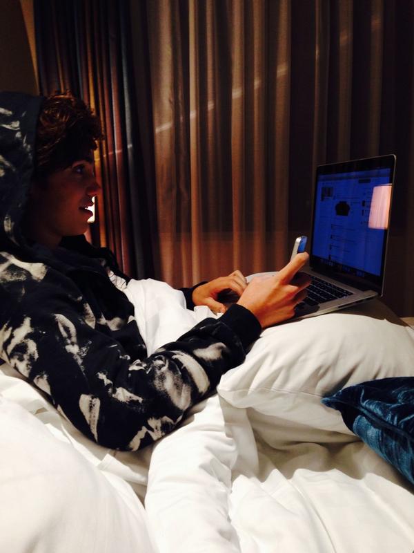 JoshCuthbert's tweet image. LETS GOOO.....in bed with George!!! Other 2 are next door...Let me see your hashtag &amp;gt;&amp;gt; #DownloadUJTonightAtMidnight 💙