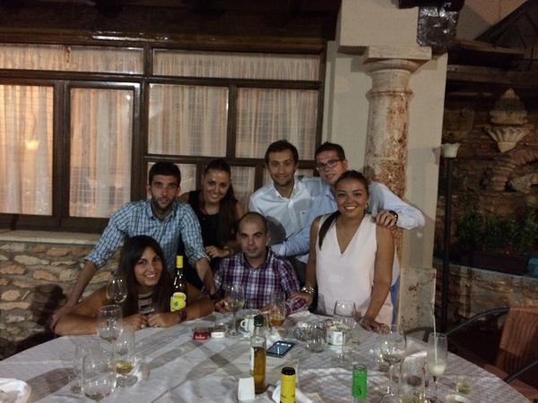dpretel6490's tweet photo. Cenita @beatriz_bdm @crcozar9 @che_ma10 @MeryChristmas5 @InmaMP6 @javiermaroto2 #losmejores #friends http://t.co/uzKLy5i4bX