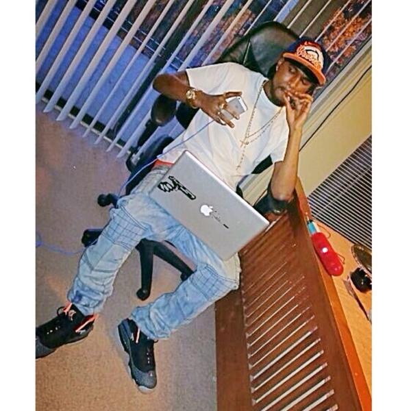 Cash__Out's tweet image. Real Nigga Shit..!! 💯🔫📱#kushflow #beatspill #macbook #js