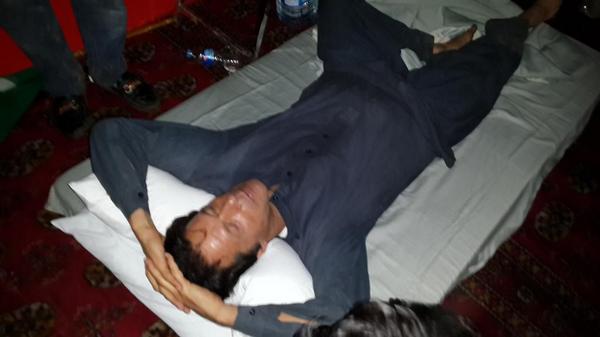 ImranGhazaliPK's tweet photo. Exclusive Chairman @ImranKhanPTI sleeping on top of container #AzadiDharnaPTI http://t.co/JbA5c4PBD3