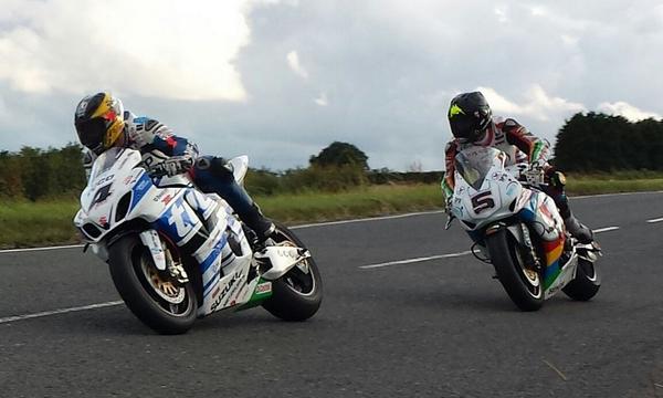 dawinhrc's tweet photo. @Tyco_Suzuki @guymartinracing @PadgettsRacing1 Dundrod150 superbike race, heavy braking into the hairpin #ugp2014 http://t.co/nrRh5ukkGl