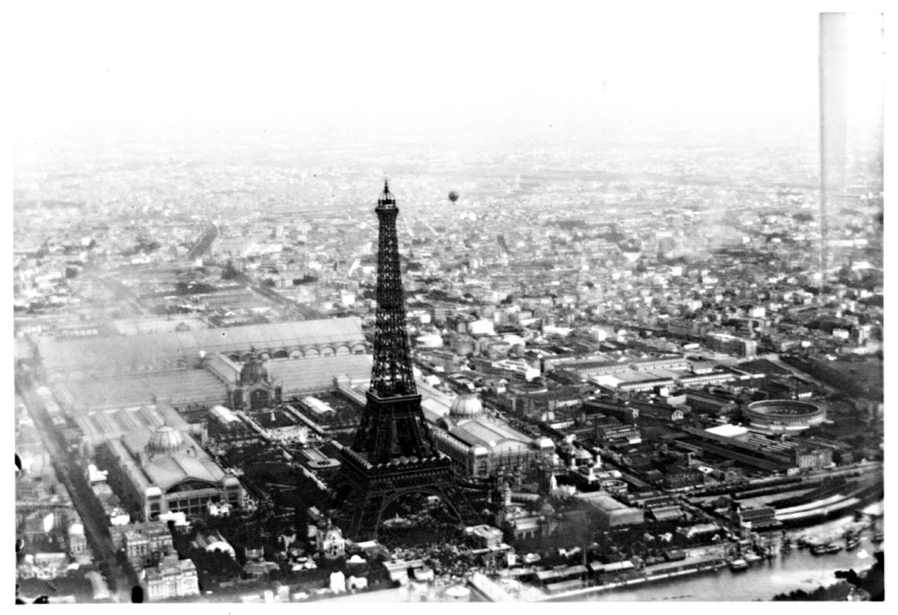 Picture of Eiffel Tower in 1899 