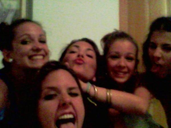angelacantarero's tweet photo. Cumpleaños feliz! @Barbara_Yop  @LuciaVillalonga  @crisale89  #roocio http://t.co/Gq2thkLOLs