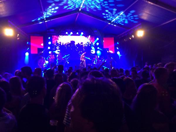 DRummer531975's tweet photo. Feesttent Wapse mooi Nokkie vol http://t.co/LLatTKsRKg