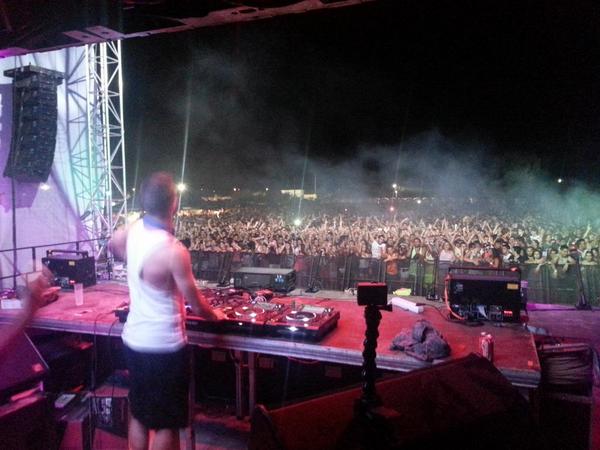 Rianlii's tweet photo. Menuda ha liado @albertneve esta noche en @medusasunbeach !!! http://t.co/O678LiMNrR