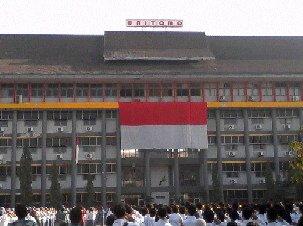 Berkibarnya bendera merah putih raksasa di dalam rangkaian upacara memperingati kemerdekaan RI ke 69 di UNITOMO