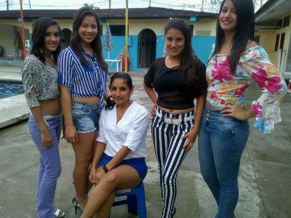 AcademyModel's tweet image. ALUMNAS APRENDIENDO A POSAR FRENTE A UNA CAMARA