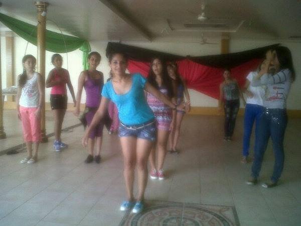 AcademyModel's tweet image. ALUMNAS ENSAYANDO SU BAILE
