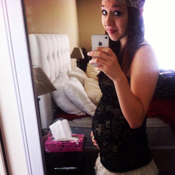 MiaEischen's tweet image. Can&apos;t wait to meet my little girl.👶🎀😘 #25weeks #friday #interviewlook