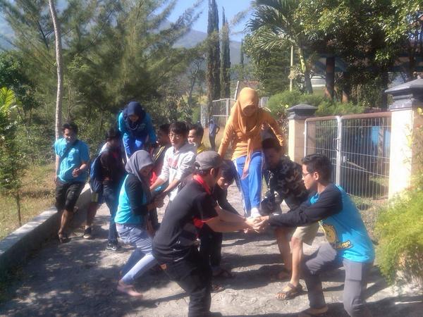 OfficFatinSby's tweet photo. Permainan 1 "Tangga Manusia" #2ndHalbilFatinisticJatim&amp;JungleTracking cc @Fatinistic @FatinisticJatim @FatinSL http://t.co/Tb8k9aKjKV