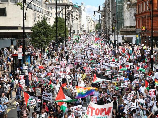 Palestiniansol's tweet photo. Una marea de banderas #palestinas recorrio las calles de #Londres http://t.co/7y0BmaEdsd #Gaza #Palestina @Palestina_ http://t.co/EfQ4z79Xi2
