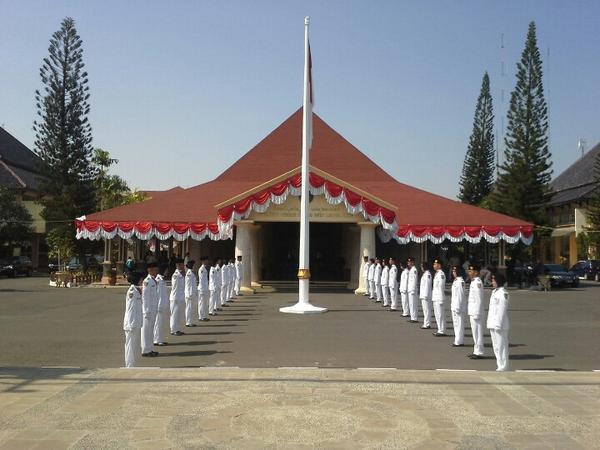Pasukan penyambut Bupati Indramayu