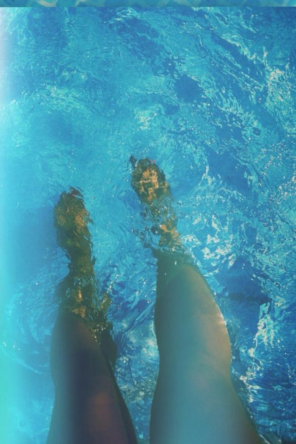 KaileeStobbe's tweet image. Rocking the orange feet, tan left leg, and white right leg look #WhatEvenIsThis #ISwearTheyDon&apos;tActuallyLookLikeThat