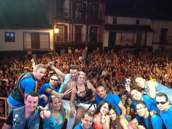 OrquestaTaxxara's tweet photo. Público inmejorable el de VALVERDI DU FRESNO (Cáceres), no cabe ni un alfiler a las 5:00 de la mañana, Gracias!!!!!! http://t.co/AWnfVnMmPe