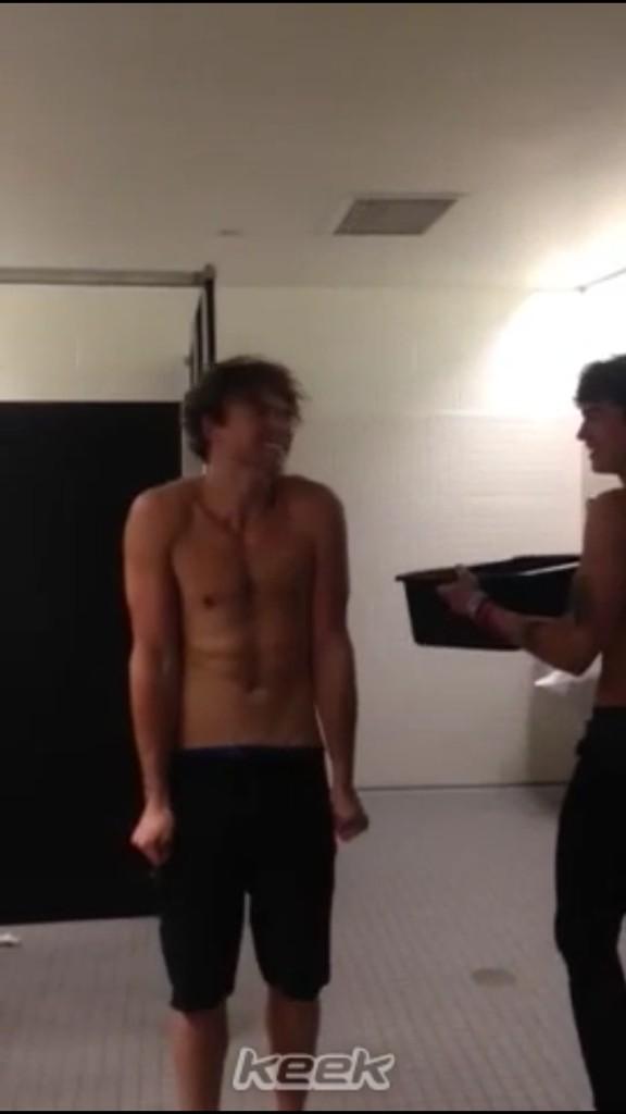 Mariaxrdrgz's tweet image. &quot;@5SOS_Daily: Ashton&apos;s ice bucket challenge #ALSchallenge http://t.co/QPvuSpEJSm&quot; @Ireene_Sancheez