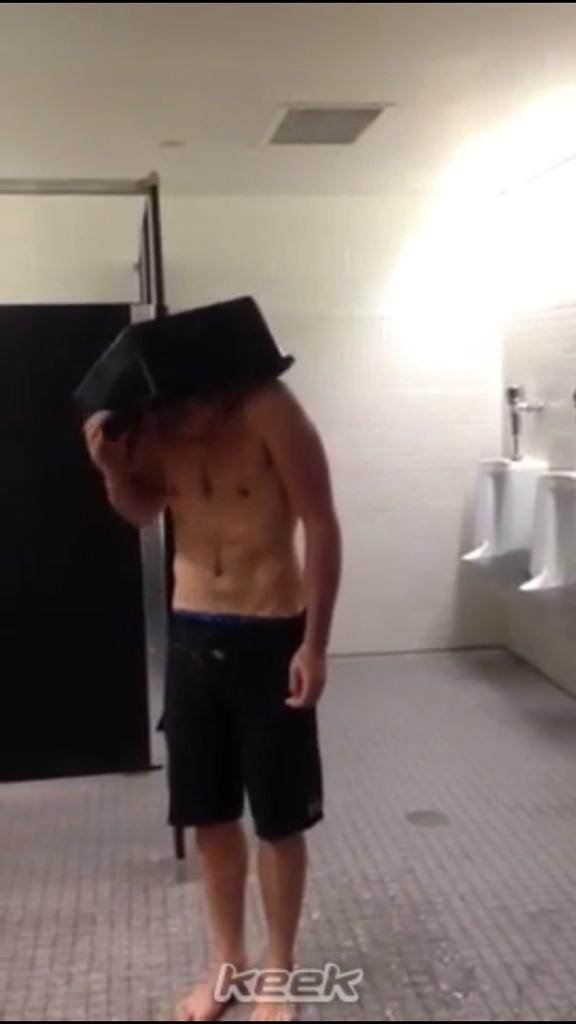 Mariaxrdrgz's tweet image. &quot;@5SOS_Daily: Ashton&apos;s ice bucket challenge #ALSchallenge http://t.co/QPvuSpEJSm&quot; @Ireene_Sancheez