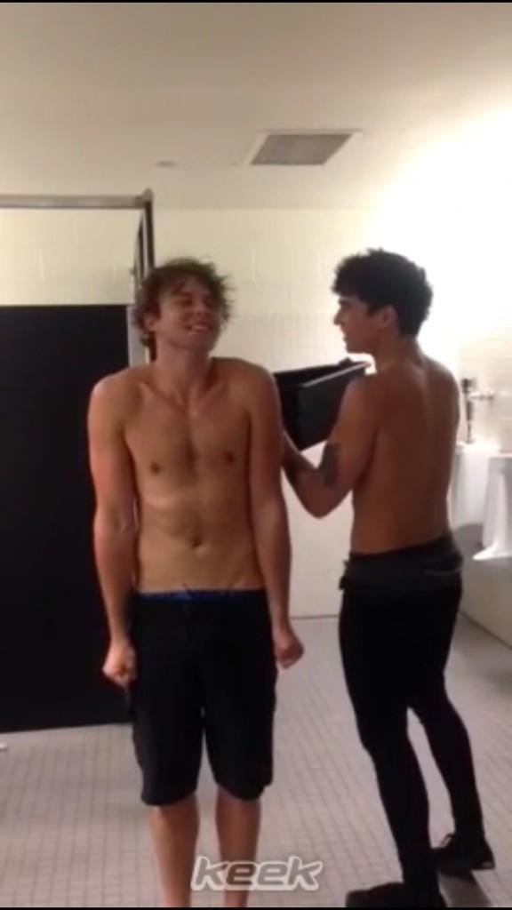 Mariaxrdrgz's tweet image. &quot;@5SOS_Daily: Ashton&apos;s ice bucket challenge #ALSchallenge http://t.co/QPvuSpEJSm&quot; @Ireene_Sancheez