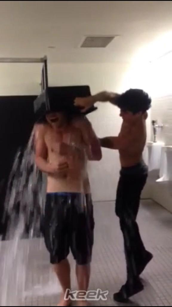 Mariaxrdrgz's tweet image. &quot;@5SOS_Daily: Ashton&apos;s ice bucket challenge #ALSchallenge http://t.co/QPvuSpEJSm&quot; @Ireene_Sancheez