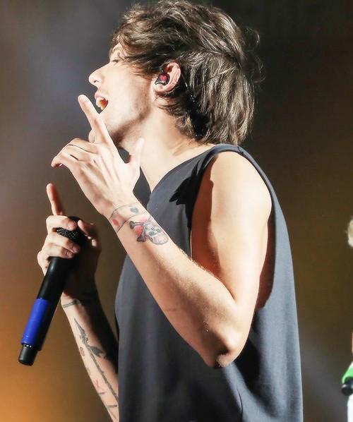 jvngkookmin's tweet photo. LOUIS NEW TATTOO http://t.co/DiQkxEZ5NJ