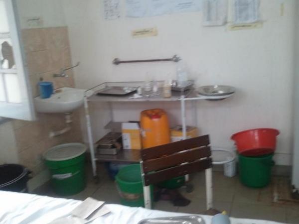 FernandoSrgio's tweet photo. No hospital 1o de Maio em #Nampula os doentes são vacinados nessas condições. @verdademz http://t.co/mKTqPkBOTk