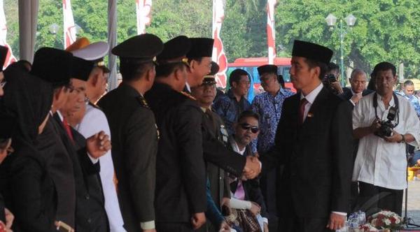Ikuti Lomba Sepakbola di Waduk Pluit, Jokowi Bikin Gol bit.ly/1prOTxf