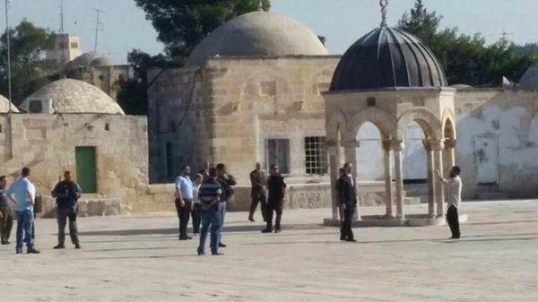 DotQuds's tweet photo. المتطرف الصهيوني موشيه فيجلين يقتحم المسجد #الأقصى وسط حراسة أمنية مشددة.
 
#غزة #الضفة_تنتفض #فلسطين #القدس http://t.co/f3Eh5wvT77