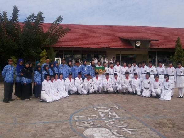 mereka sedang bersama bapak dan ibu guru <a href="/SMASES_BJM/">SMAN 11 Banjarmasin</a> <a href="/PASKIBSMASES/">Paskib SMASES !!</a>