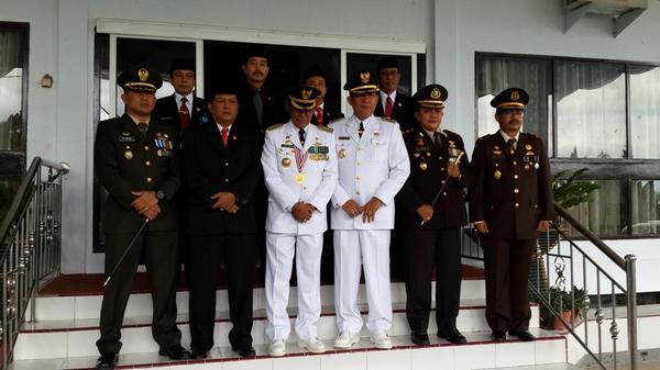 PolresSoppeng's tweet photo. Penerimaanbendera pusaka daribupati soppeng kepadapasukan paskibraka utk dikibarkan, dihadir pejabatutama kab.soppeng http://t.co/Npm4m7oRUS