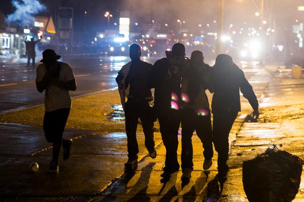 Чрезвычайное положение в мае. Режим чрезвычайного положения. Чрезвычайное и военное положение. Режим военного положения. Режим военного положения.