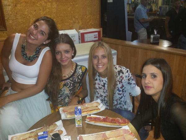 MariaOlivars's tweet photo. Desayunando con mis pepis on fire 😊😋👌 @noemigdj @Sandra_61794 @MariLolyVargas #Fiestas14 http://t.co/ruC5ooSZKk