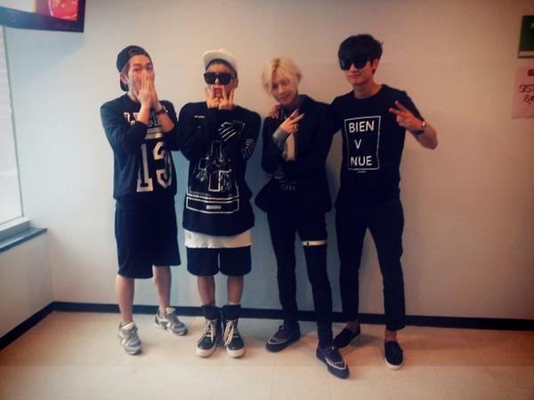 realjonghyun90's tweet photo. 탬덕후들 ㄷㄷㄷ
심지어 회장님 탬느님 오른쪽에 자리잡으심ㄷㄷㄷ
계타심 ㄷㄷㄷ http://t.co/Bo3cA7Lyk1