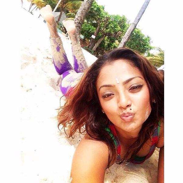 “<a href="/grandescuties_/">ariana butera grande</a>: #selfie #atthebeach #summer #fun #sand #ArianaNOW”