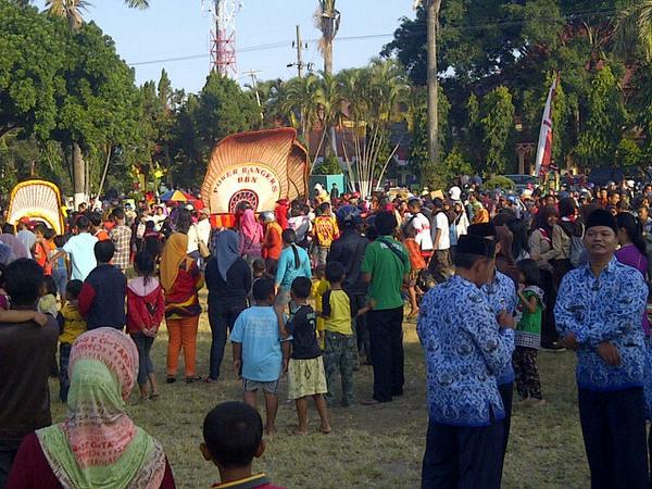 pemkab's tweet photo. Partisipasi seni reyog dari Kecamatan Panekan http://t.co/vPuANAART5