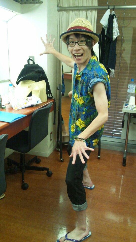 豊永利行 机きったね 笑 Rt Hemp M 神あそラジオ 公緑イベント 夜の部も順調に始まっております 昼の部の衣装がアロハシャツだったので アロハつながり で舞台 マッコリ兄弟と感動の巨大キャンバス ポーズで一枚 Http T Co Lvp7ntbwnu