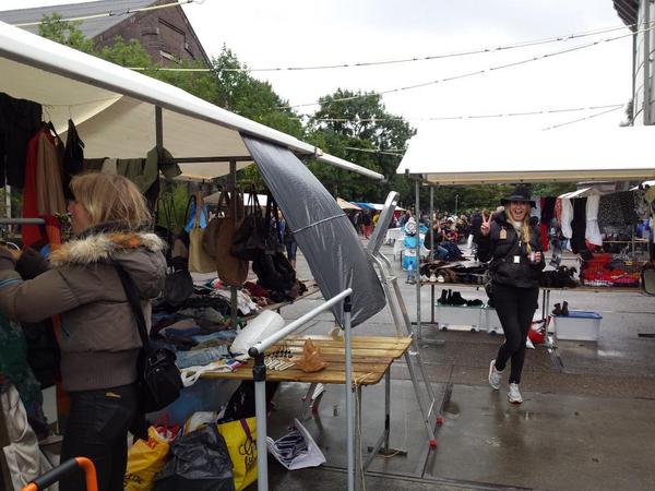 robertstols's tweet photo. @DeniChant gaat lekker op de #neighbourfoodmarket @ChantHorsthuis @DeniseHorsthuis http://t.co/oIudXtHvV5