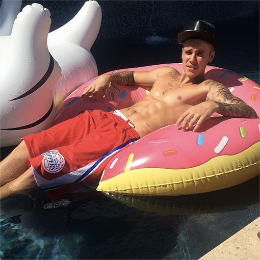 JustBofficial's tweet photo. Swiming~ yeahh http://t.co/mm61SEduZt