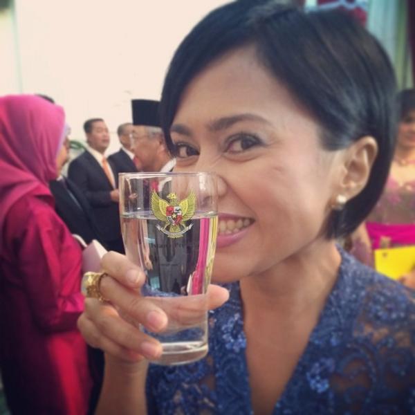 sarseh's tweet photo. wow air putih di gelas @istanarakyat ! #HUT69RI http://t.co/qa0X7yTirI
