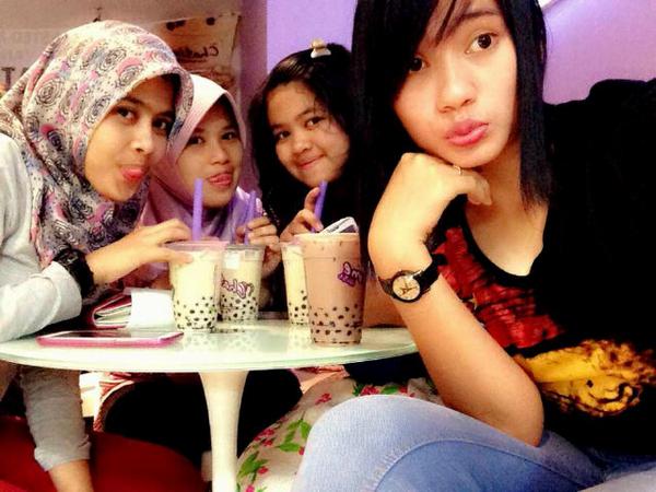 cahyani_sinta's tweet photo. Dinner with @MiaSavilla @beby_febrina @rhamasyayellow #chattime http://t.co/C2R7uXEvWt