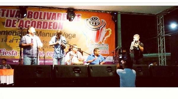canalcartagena's tweet photo. Nuestro rey de pa vallédupar 2013 es el nuevo rey categoría aficionado en el fest. Bolivarense de Arjona @brayan_HL http://t.co/Sw20iL8Sqg