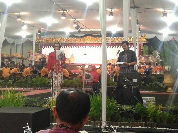 Pembacaan orasi budaya.