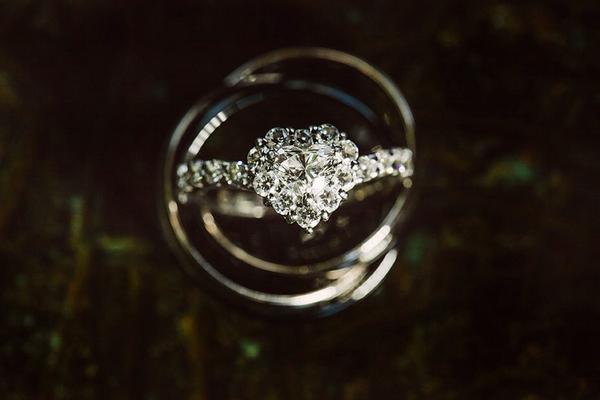 Wedding rings // follow IG #maknaportraiture and visit our website at maknaportraiture.com for more pic