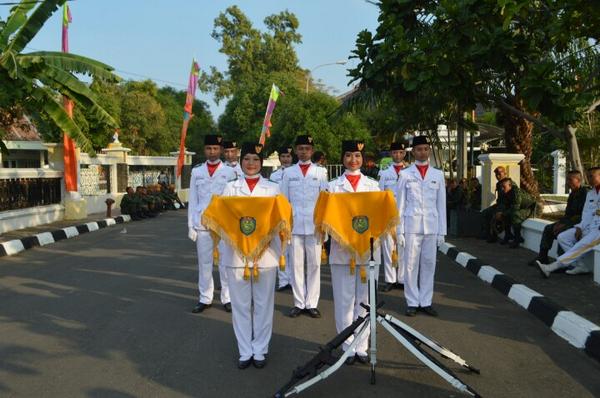 penurunan bendera sore ini di alun2 (2/2)