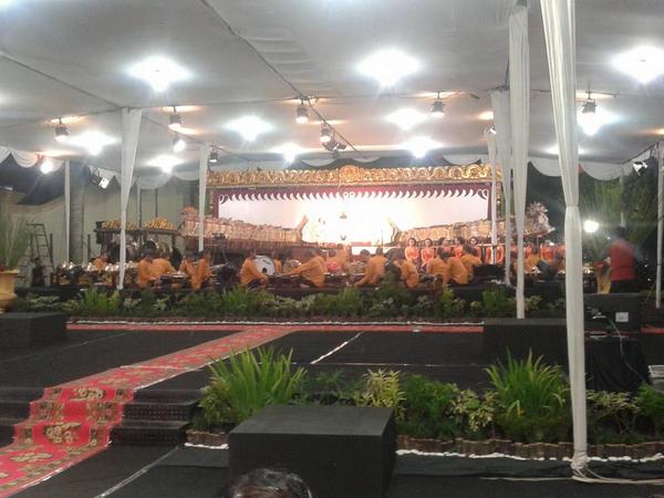 Pagelaran Wayang Kulit dg dalang Ki Seno Nugroho dalam rangka peringatan HUT TVRI Jogja ke 49. Selamat menyaksikan!