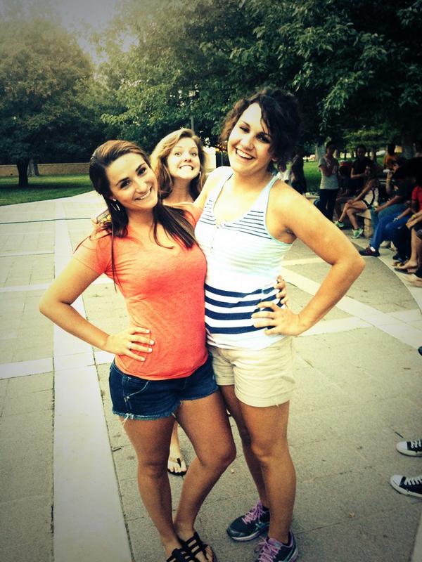 RAYlinn101's tweet photo. Sorority girl pose. 💁 #perf #somuchfunIcanteven #obviouslynofilter @whitwhiit13 http://t.co/qY0ZNpovWw