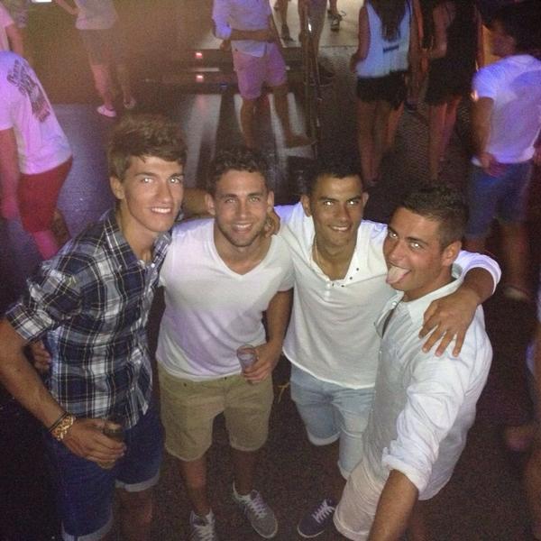 isra92cv's tweet photo. @danigg16 @kik1992 @miguel_gm91 recordando buenos momentos 🙋 http://t.co/8sMJ7Eelhf