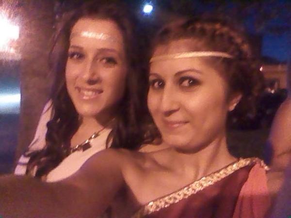 _marinika_'s tweet photo. De caminito a la cena romana con mi @Melche_8 http://t.co/wxuh5u8w1x