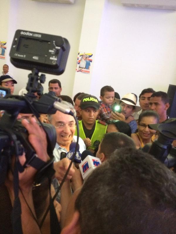 yennytiusso's tweet photo. #YoSigoAUribe porque un lider deja huella y crea conciencia por donde pasa!! No será olvidado,siempre será ejemplo! http://t.co/HfV5Y4CS9Y