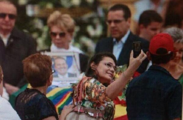 HumorZulu's tweet photo. Gente, olha essa Petista.
''Aeho, selfiee'' http://t.co/5QpUFE3fYr