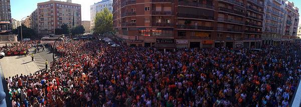 valenciacf's tweet photo. #TrofeuTaronja ¡Ambiente espectacular en Mestalla cuando se abran las puertas para el Trofeo Naranja @EstrellaDammEs! http://t.co/pRQXBqg2XC